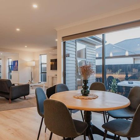 Elegant 3Br Home On Mustang Avenue Christchurch Exterior foto